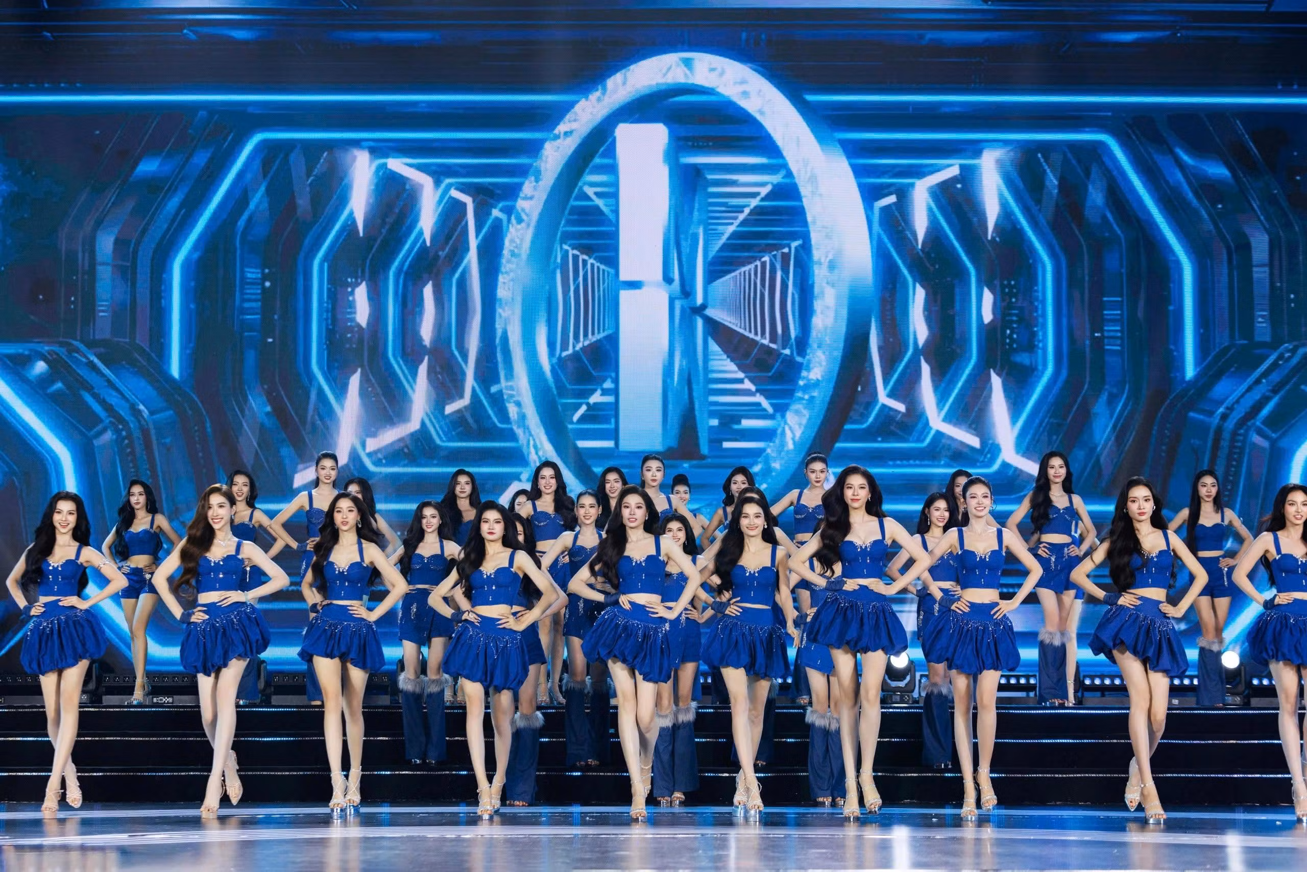 Dàn thí sinh khoe nhan sắc rạng rỡ trong đêm chung kết.