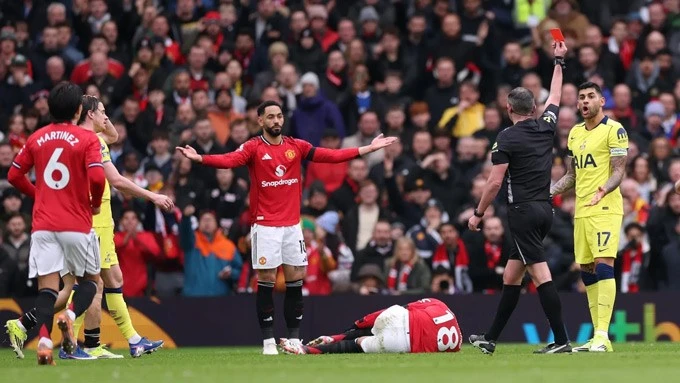 Tấm thẻ đỏ của Romero là bước ngoặt của trận đấu.