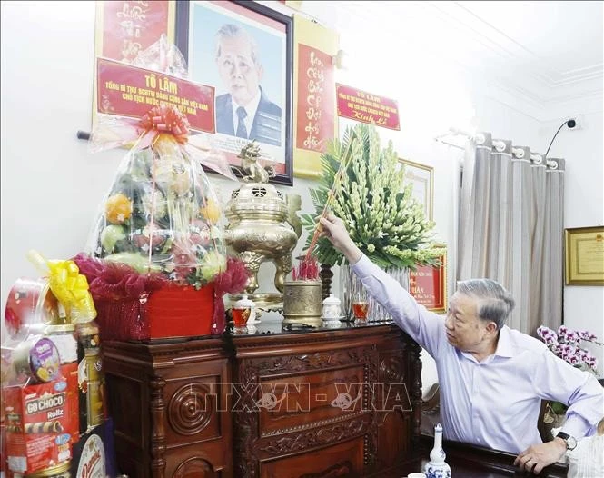 Tổng Bí thư, Chủ tịch nước Tô Lâm dâng hương tưởng nhớ Tổng Bí thư Lê Duẩn.