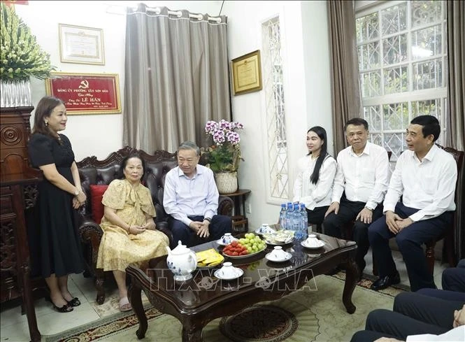Tổng Bí thư, Chủ tịch nước Tô Lâm cùng Đoàn công tác của Trung ương thăm hỏi thân nhân gia đình Tổng Bí thư Lê Duẩn.