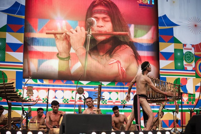 Âm vang nhạc cụ truyền thống từ Tây Nguyên được cất lên đầy tự hào ở Hàn Quốc trong chuyến đi quảng bá văn hóa Việt Nam.