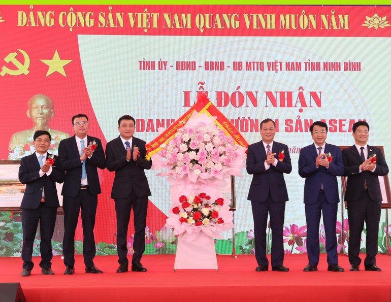 Các đồng chí lãnh đạo tỉnh Ninh Bình tặng hoa chúc mừng Vườn Quốc gia Xuân Thủy.