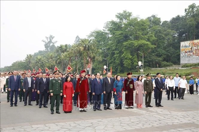 Tổng Bí thư, Chủ tịch nước Tô Lâm cùng các đồng chí lãnh đạo, nguyên lãnh đạo Đảng nhà nước khởi hành lên núi Nghĩa Lĩnh để dâng hương tưởng niệm các vua Hùng.