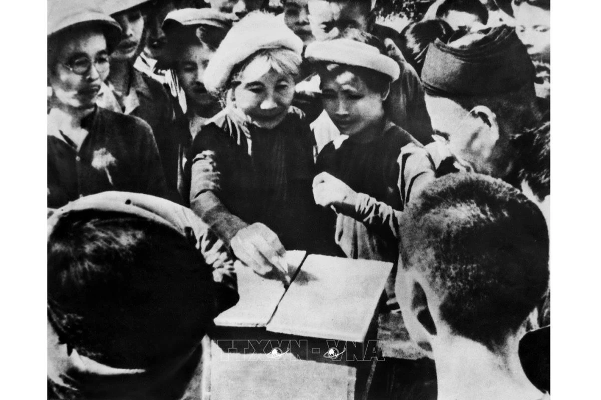 Cử tri ngoại thành Hà Nội bỏ phiếu bầu đại biểu Quốc hội khoá I ngày 6/1/1946.