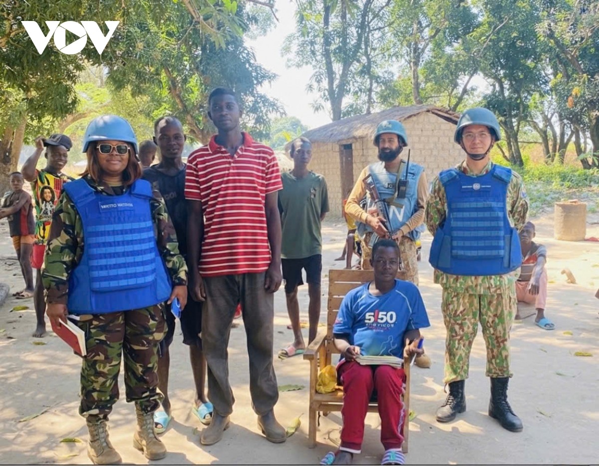 Thiếu tá Sử Tấn Phi Long cùng đồng nghiệp trong Teamsite 202 đi tuần tra ở Batangafo, Cộng hòa Trung Phi.