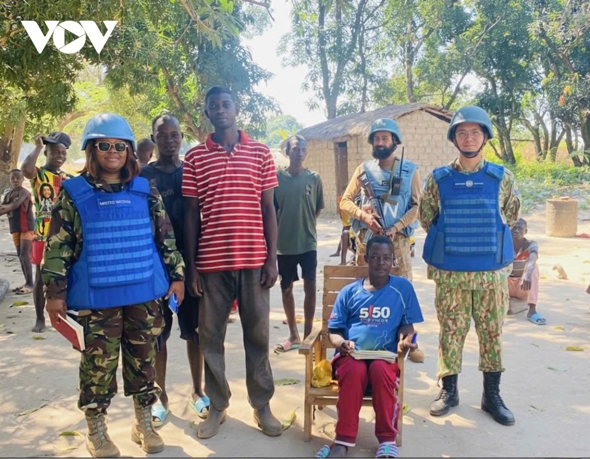 Thiếu tá Sử Tấn Phi Long cùng đồng nghiệp trong Teamsite 202 đi tuần tra ở Batangafo, Cộng hòa Trung Phi.