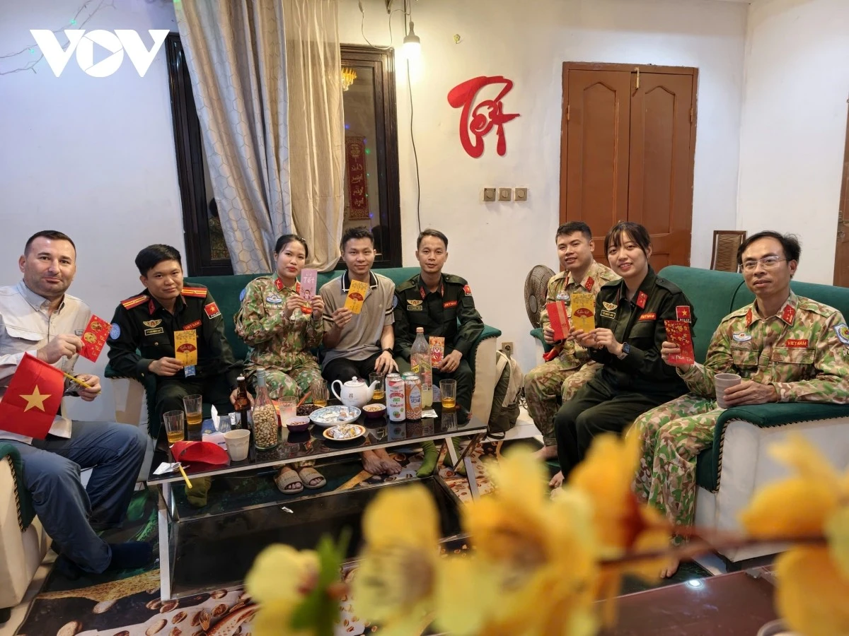 Những người lính Mũ nồi xanh Việt Nam tại Cộng hòa Trung Phi đón Tết cùng nhau.