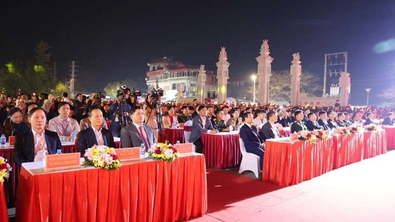 Các đại biểu dự đêm khai mạc Tuần lễ hội.