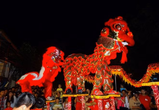 Múa lân dịp Tết ở Hội An.