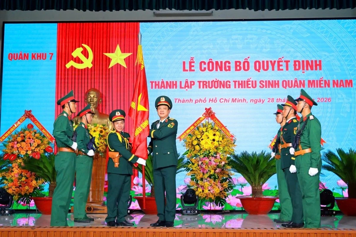 Nghi thức trao Quân kỳ quyết thắng - dấu mốc thành lập Trường Thiếu sinh quân miền Nam.