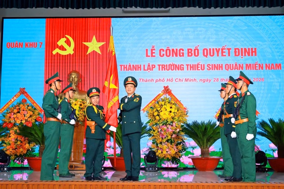 Nghi thức trao Quân kỳ quyết thắng - dấu mốc thành lập Trường Thiếu sinh quân miền Nam.