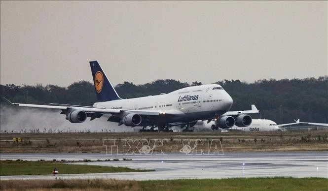 Máy bay Boeing 747 cất cánh từ sân bay Tel Aviv tới sân bay Frankfurt, Đức.