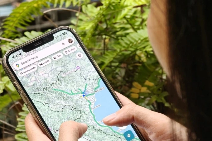 Người dùng sử dụng ứng dụng bản đồ Google Maps.