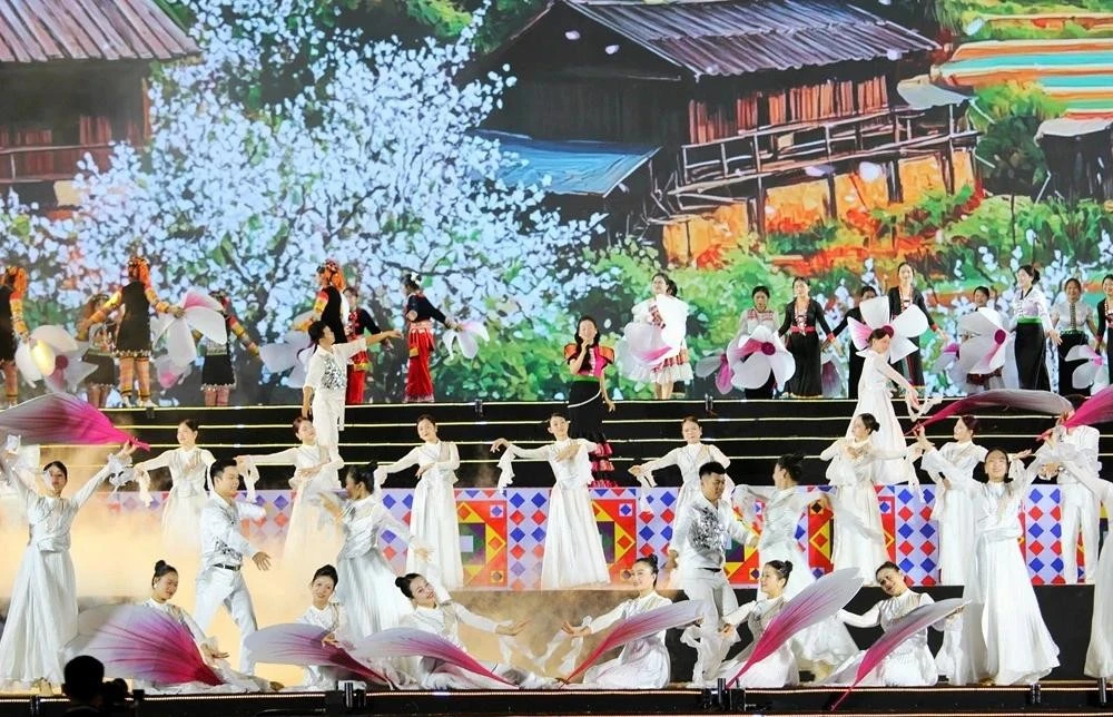 Chương trình nghệ thuật Hoa Ban - Khát vọng Điện Biên được dàn dựng với quy mô lớn, nội dung giàu chiều sâu và sự hội tụ của nhiều nghệ sĩ.