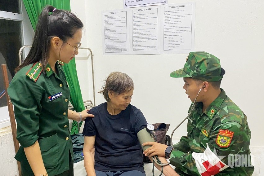 Quân y Bộ đội Biên phòng tỉnh Gia Lai kiểm tra sức khỏe cho người dân di dời tránh lũ tại Đồn Biên phòng Cửa khẩu cảng Quy Nhơn, tháng 11-2025.