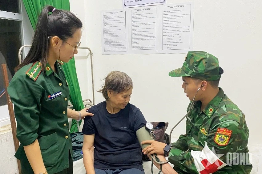 Quân y Bộ đội Biên phòng tỉnh Gia Lai kiểm tra sức khỏe cho người dân di dời tránh lũ tại Đồn Biên phòng Cửa khẩu cảng Quy Nhơn, tháng 11-2025.