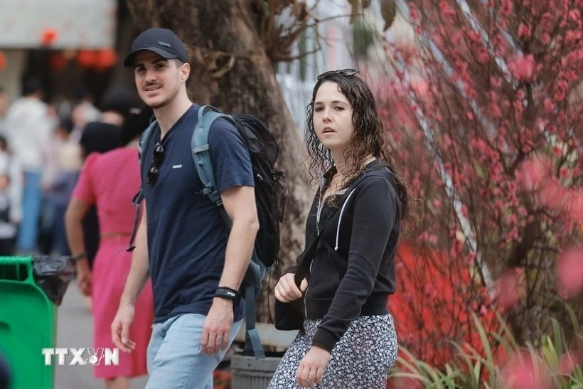 Du khách quốc tế đến Hà Nội dịp Tết Nguyên đán.