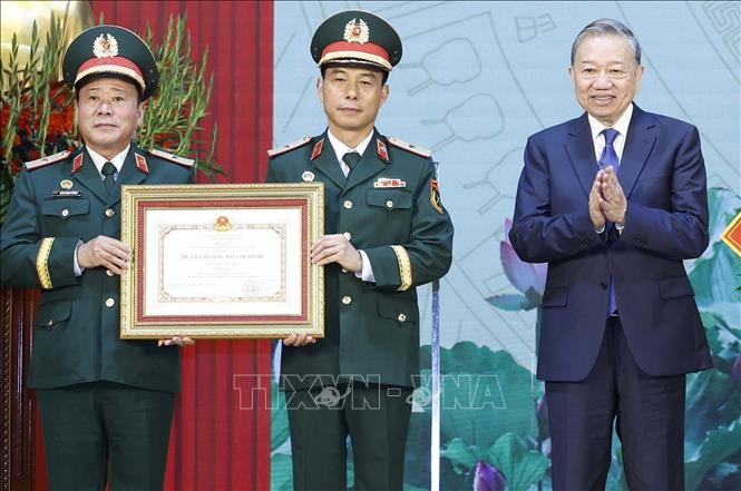 Tổng Bí thư Tô Lâm trao tặng Huân chương Hồ Chí Minh cho Binh chủng Công binh.