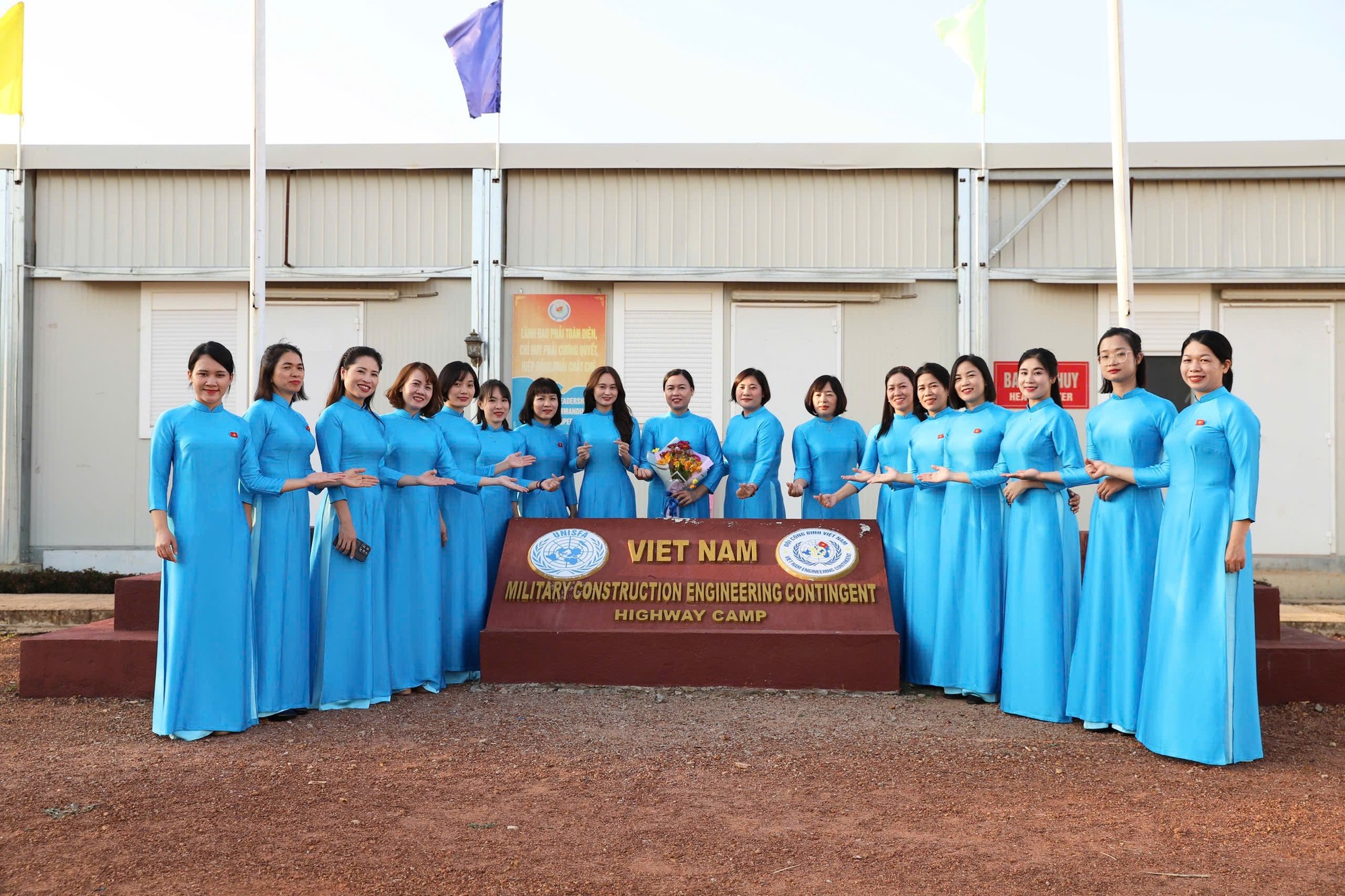 Các thành viên nữ của Đội Công binh số 4 tại Phái bộ An ninh lâm thời Liên hợp quốc ở Abyei trong trang phục Áo dài truyền thống.