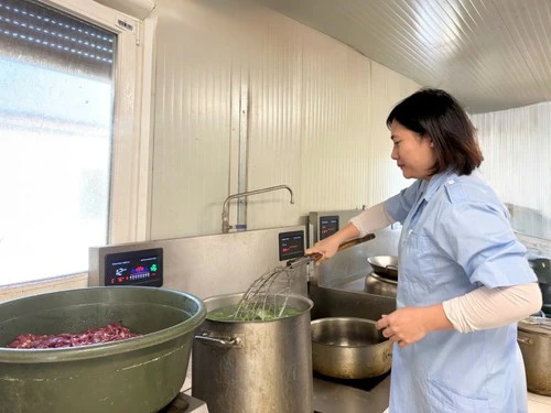 Thành viên tổ hậu cần chuẩn bị bữa ăn cho các thành viên Đội Công binh số 4.