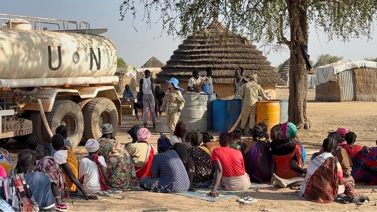 Điều kiện thời tiết khắc nghiệt, nước sạch luôn khan hiếm,.... nhưng những khó khăn, thiếu thốn không làm chùn bước các nữ quân nhân Việt Nam.