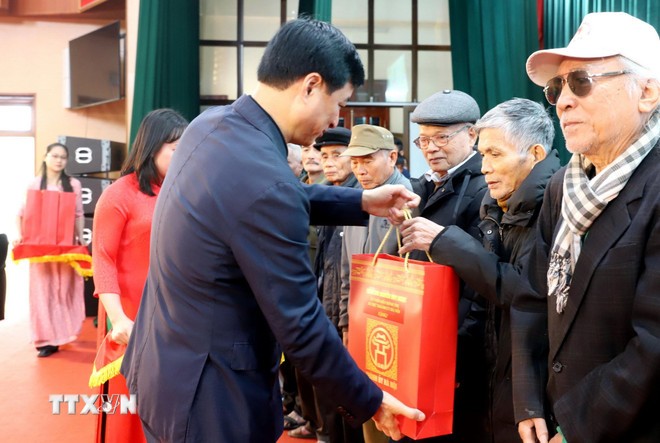 Ủy viên Bộ Chính trị, Bí thư Thành ủy Hà Nội Nguyễn Duy Ngọc trao quà Tết tặng các gia đình chính sách tại Hưng Yên.