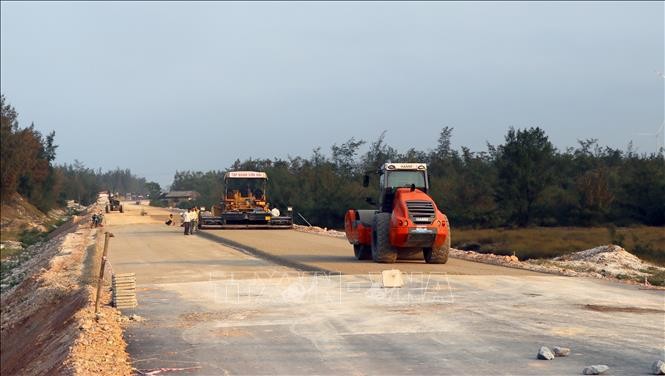 Thi công trên công trường đường ven biển tại Quảng Trị.