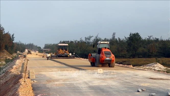 Thi công trên công trường đường ven biển tại Quảng Trị.