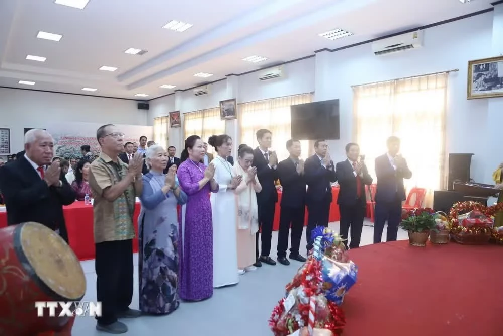 Đại diện Hội người Việt Nam thủ đô Viêng Chăn thắp hương tưởng nhớ các Vua Hùng tại Lễ Giỗ Tổ Hùng Vương ở Lào.