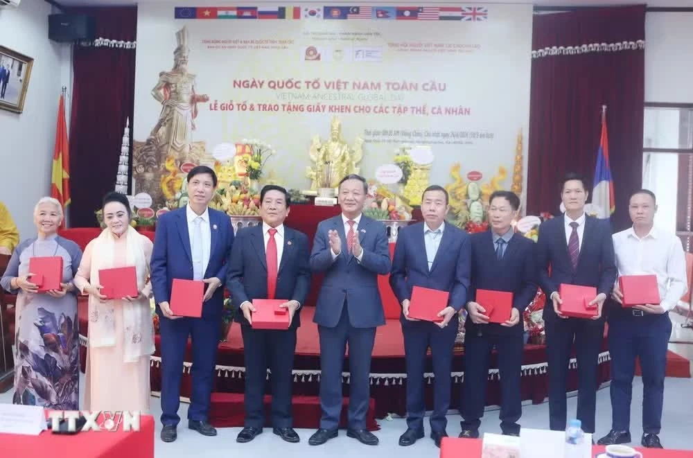 Đại sứ Việt Nam tại Lào Nguyễn Minh Tâm trao tặng Kỷ niệm chương cho các tập thể, cá nhân có công đóng góp tích cực cho hoạt động của Tổng hội người Việt Nam tại Lào nhân dịp Lễ Giỗ Tổ Hùng Vương.