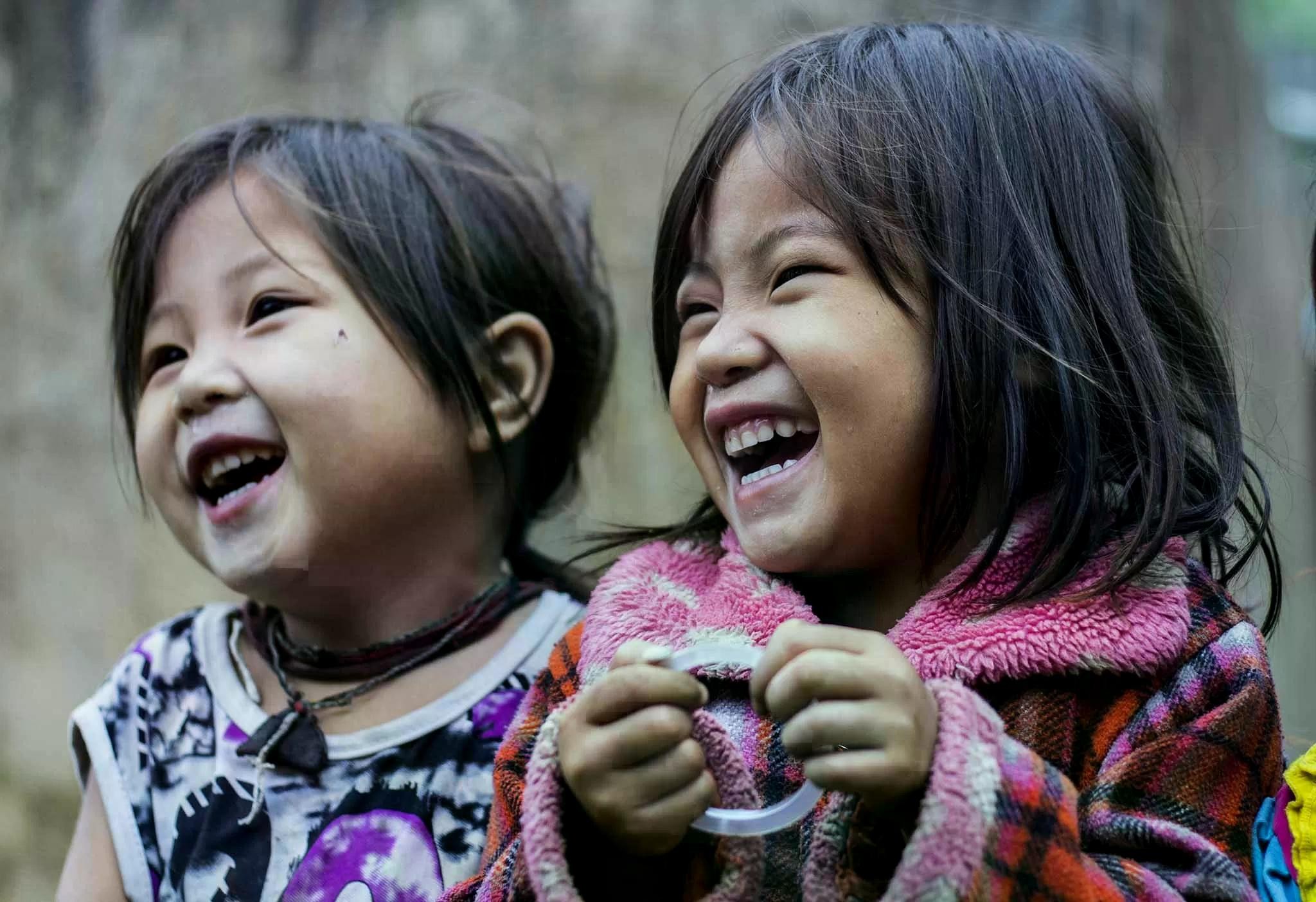 Nụ cười của những em bé Việt Nam.