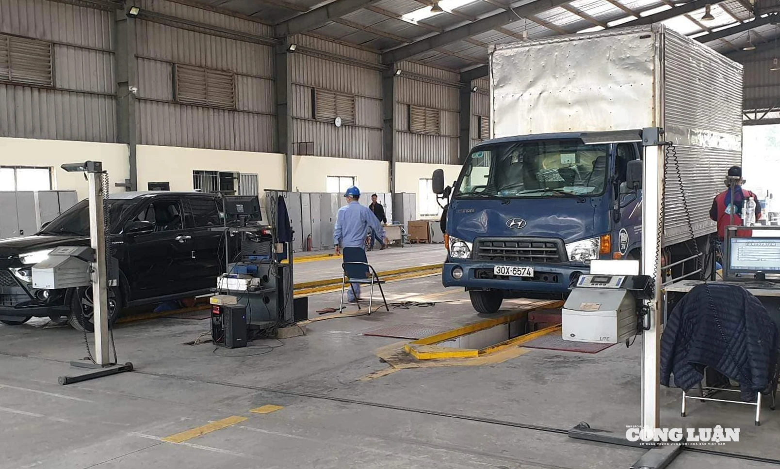 Xe ô tô phải đáp ứng đạt mức khí thải tối thiểu tương ứng với năm sản xuất tại thời điểm kiểm định.