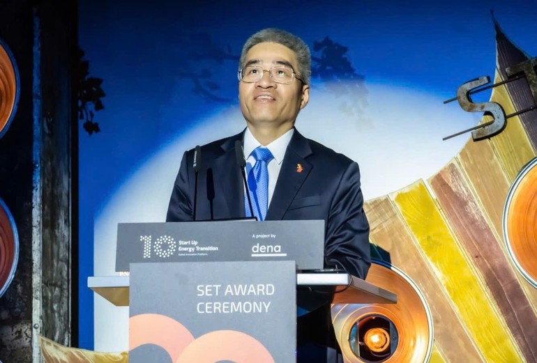 Đại sứ Nguyễn Đắc Thành phát biểu tại Lễ trao giải. (Ảnh do Đại sứ quán Việt Nam tại Đức cung cấp)