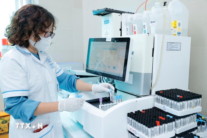 Các Bệnh viện sẵn sàng phối hợp với các Viện Vệ sinh Dịch tễ/Pasteur để điều tra, giám sát, lấy mẫu xét nghiệm các trường hợp nghi ngờ mắc bệnh do virus Nipah. (Ảnh: Minh Quyết/TTXVN)