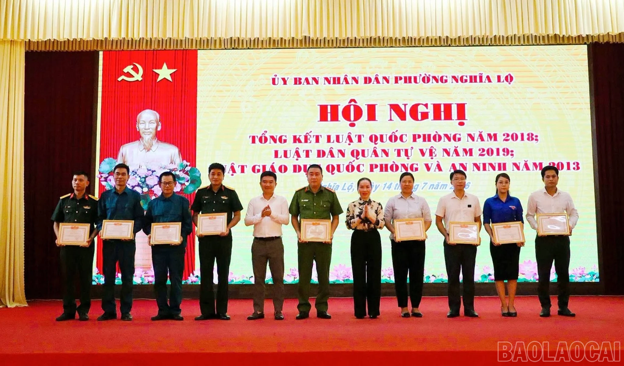 Phường Nghĩa Lộ biểu dương khen thưởng 9 cá nhân có thành tích xuất sắc trong việc thực hiện các luật về quốc phòng, an ninh trên địa bàn.