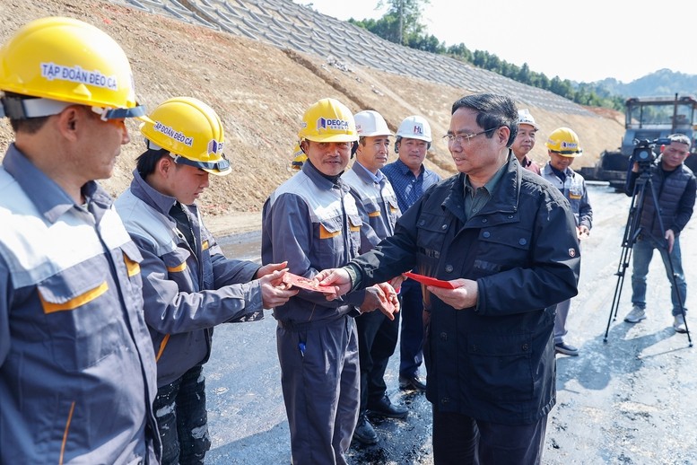 Thủ tướng tặng quà công nhân thi công tại Km43 dự án Đồng Đăng - Trà Lĩnh.