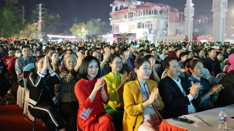 Đông đảo người dân, du khách về dự lễ hội.