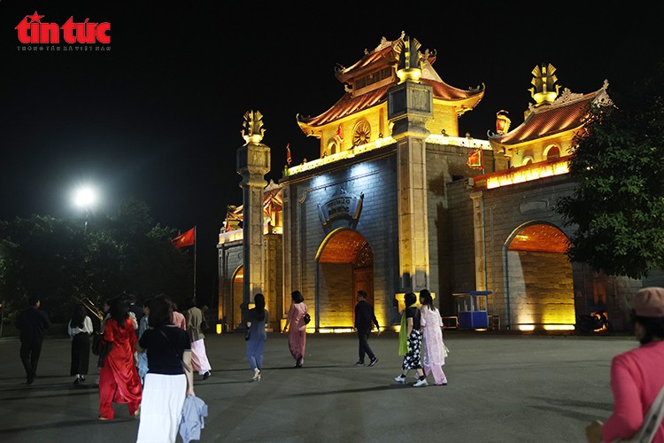 Khu vực cổng chính Đền Hùng được chiếu sáng rực rỡ, thu hút đông đảo du khách trải nghiệm tour đêm.