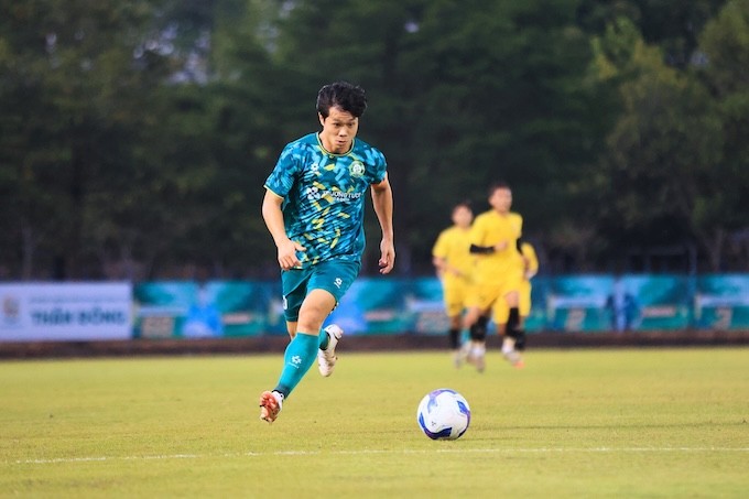 Chỉ mới thi đấu 1 hiệp, nhưng Công Phương đã kịp ghi 1 bàn cho Đồng Nai.