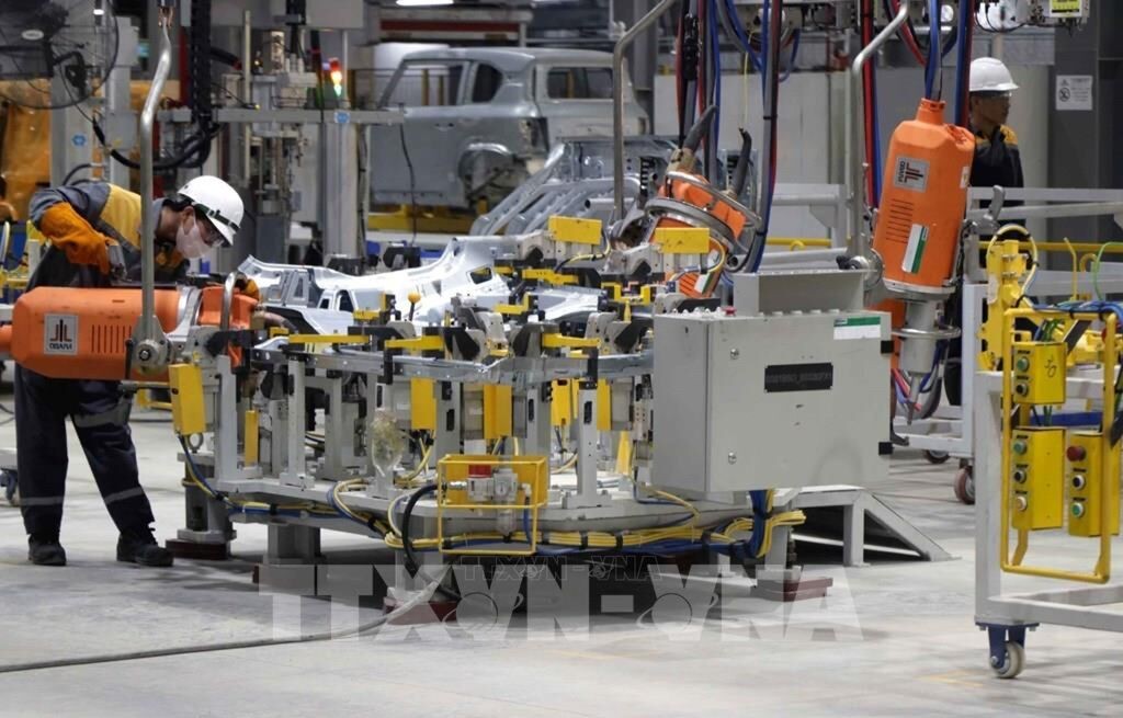 Công nhân sản xuất ô tô tại Nhà máy VinFast.