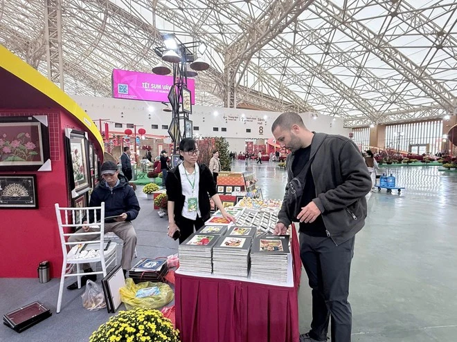 Trung bình mỗi ngày hội chợ đón khoảng 40.000 lượt khách.
