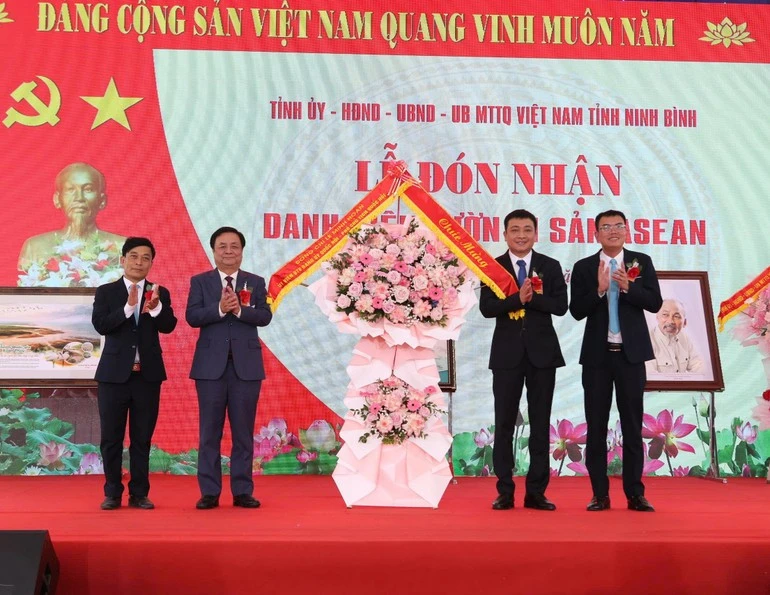 Đồng chí Lê Minh Hoan, Ủy viên Ban Thường vụ Đảng ủy Quốc hội, Phó Chủ tịch Quốc hội tặng hoa chúc mừng Vườn Quốc gia Xuân Thủy.