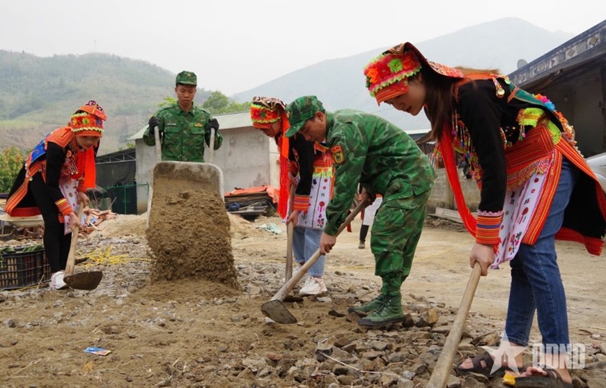 Chiến sĩ Đồn Biên phòng Cửa khẩu Ma Lù Thàng (Ban chỉ huy Bộ đội Biên phòng tỉnh Lai Châu) giúp dân san nền làm nhà.