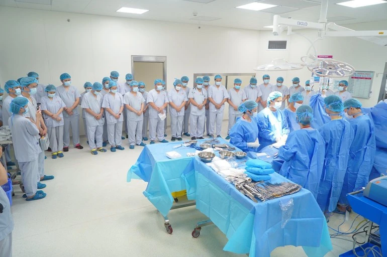 Trong phòng mổ của Bệnh viện E, các thầy thuốc đã nói lời tiễn biệt và tri ân người bệnh chết não trong niềm xúc động nghẹn ngào.