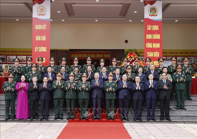 Tổng Bí thư Tô Lâm và đại biểu với cán bộ lãnh đạo, chỉ huy Binh chủng Công binh.