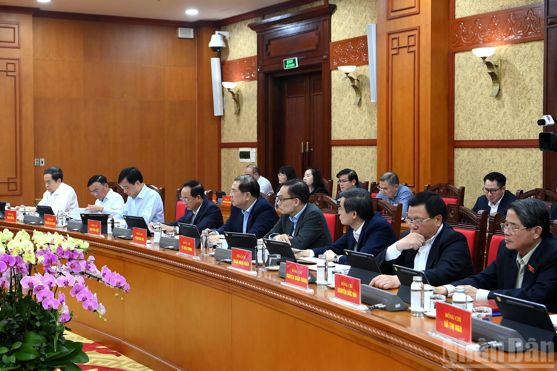 Các đồng chí lãnh đạo Đảng, Nhà nước và các đại biểu tham dự phiên họp.