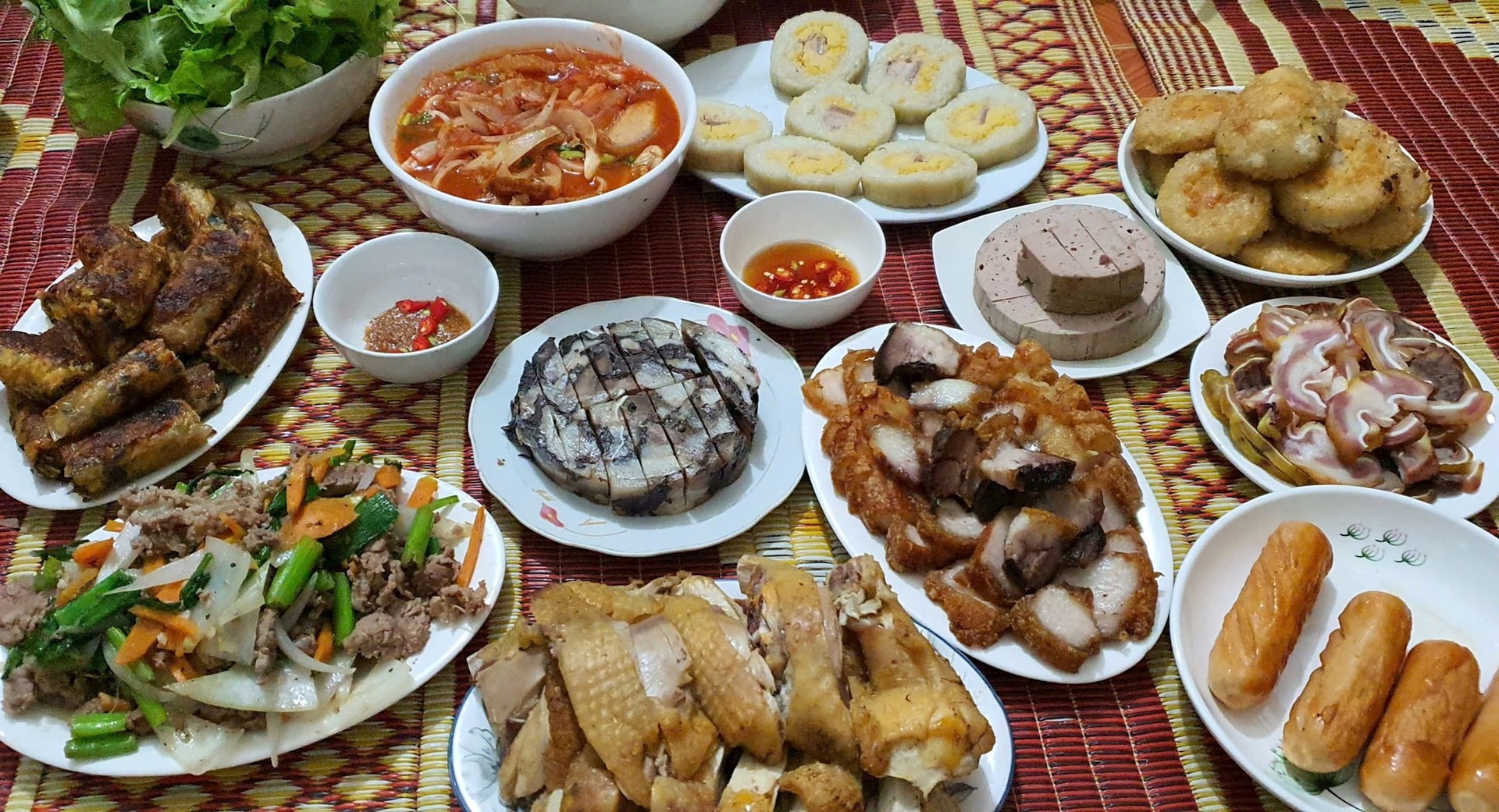 Người dân nên bảo quản thực phẩm đúng cách, ăn uống điều độ và vận động nhẹ nhàng để tận hưởng ngày xuân đủ đầy mà cơ thể vẫn nhẹ nhàng, khỏe khoắn.