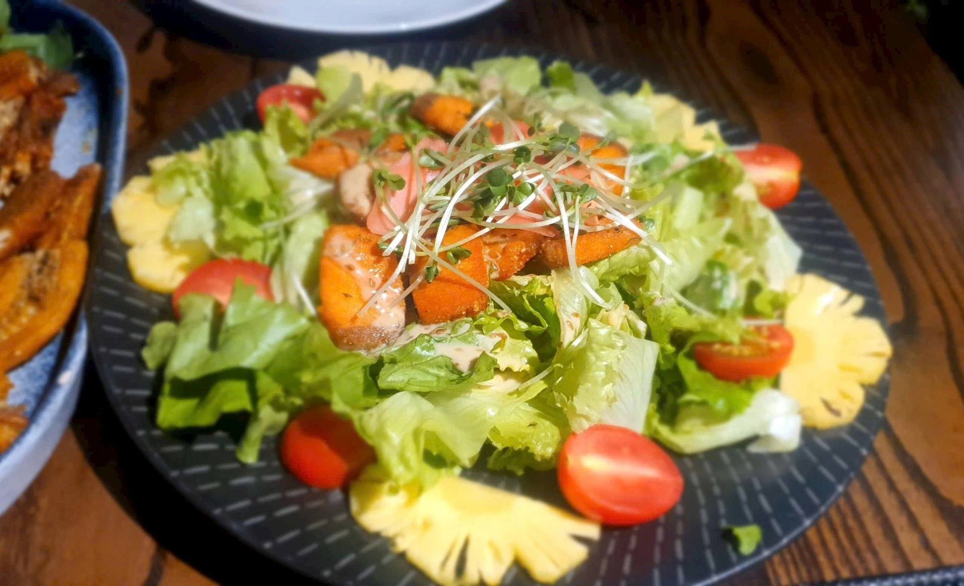 Trong bữa cỗ ngày Tết, mọi người nên bổ sung thêm các món ăn từ rau củ, và trái cây tươi.