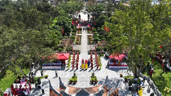 Lễ tế dâng hương theo phong tục địa phương tại khu mộ Hải Thượng Lãn Ông Lê Hữu Trác (xã Hương Sơn).