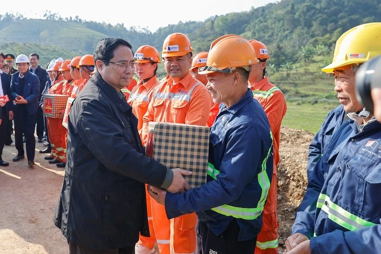 Thủ tướng tặng quà, động viên công nhân thi công tại nút giao IC-07 dự án cao tốc Hữu Nghị - Chi Lăng.